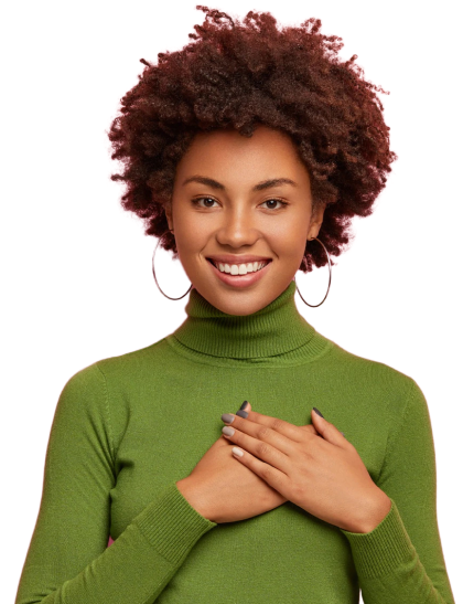mulher negra sorrindo com a mão no peito